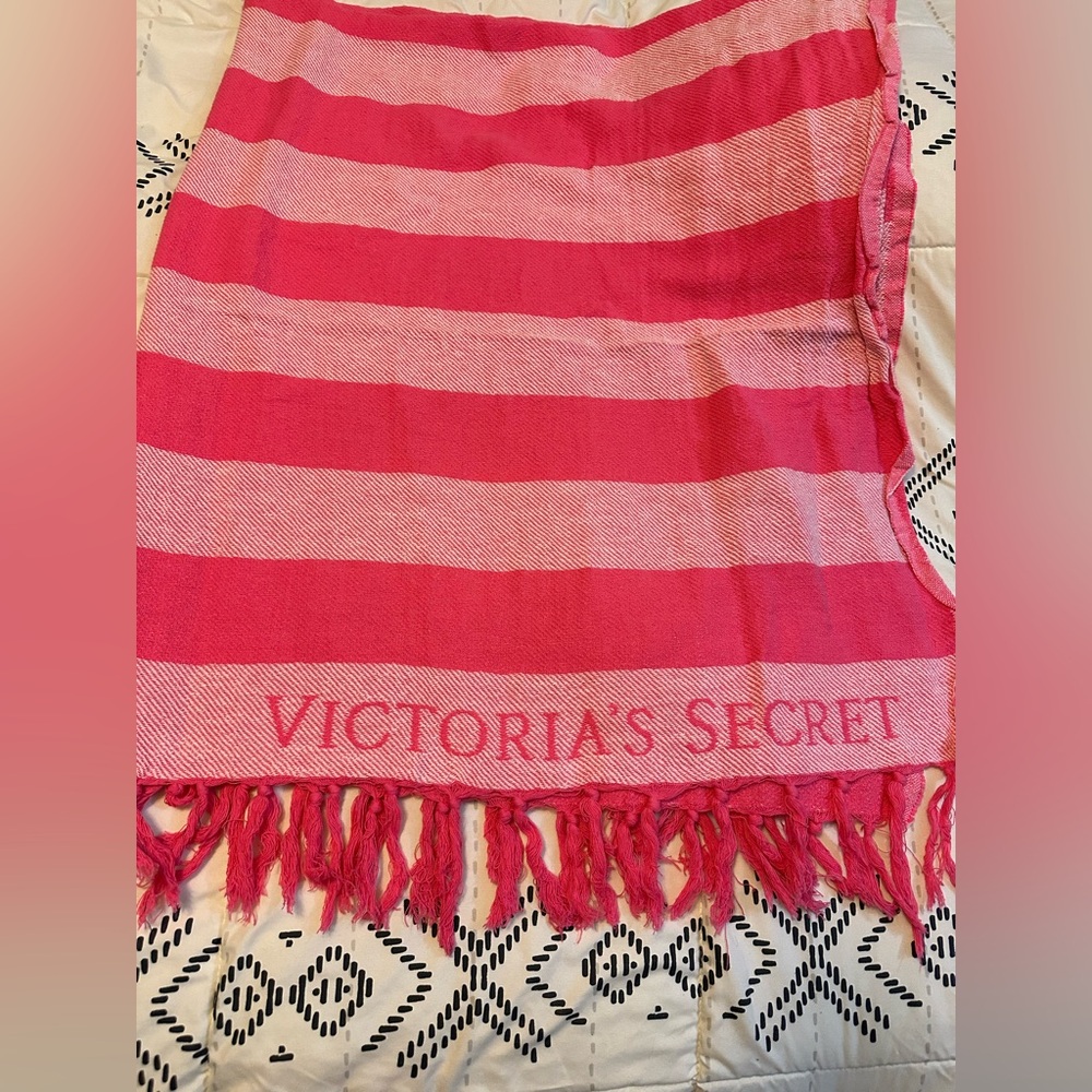New never used (but washed) Victorias Secret beach blanket in pink.